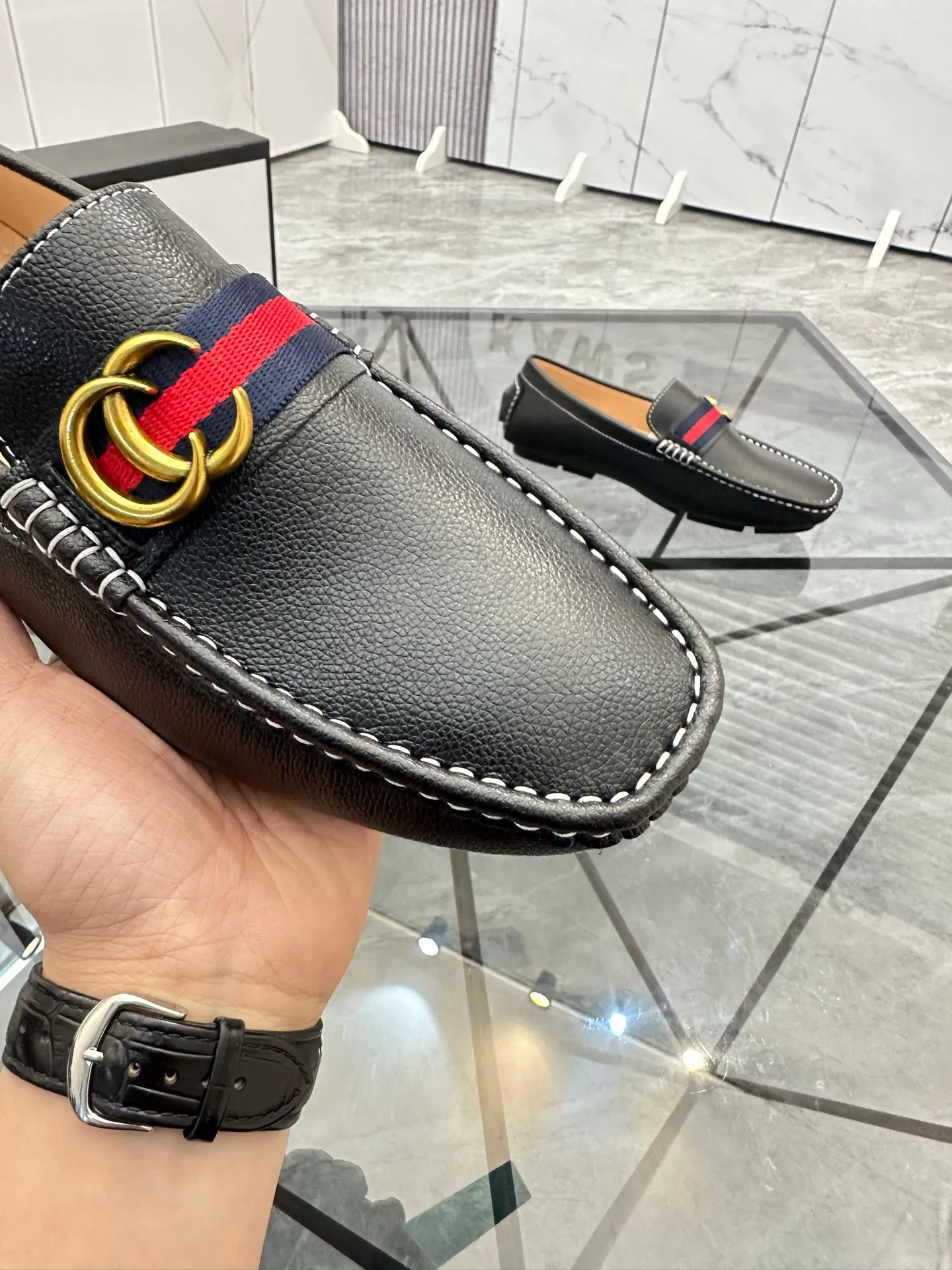 Men's shoes: 💰P400¥ Product trademark: Gucci* "Gucci*" Doudou shoes Regular size: 38-44 (can be customized to 45.46.) Product materials: imported cowhide upper, genuine leather lining, original outsole. No.: 0001